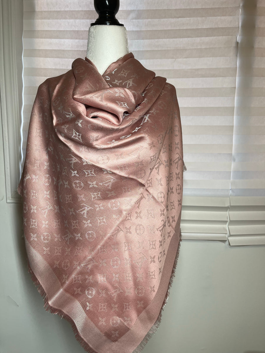 MONOGRAM SHINE SHAWL VELVET ROSE (M70805) – REDELUXE